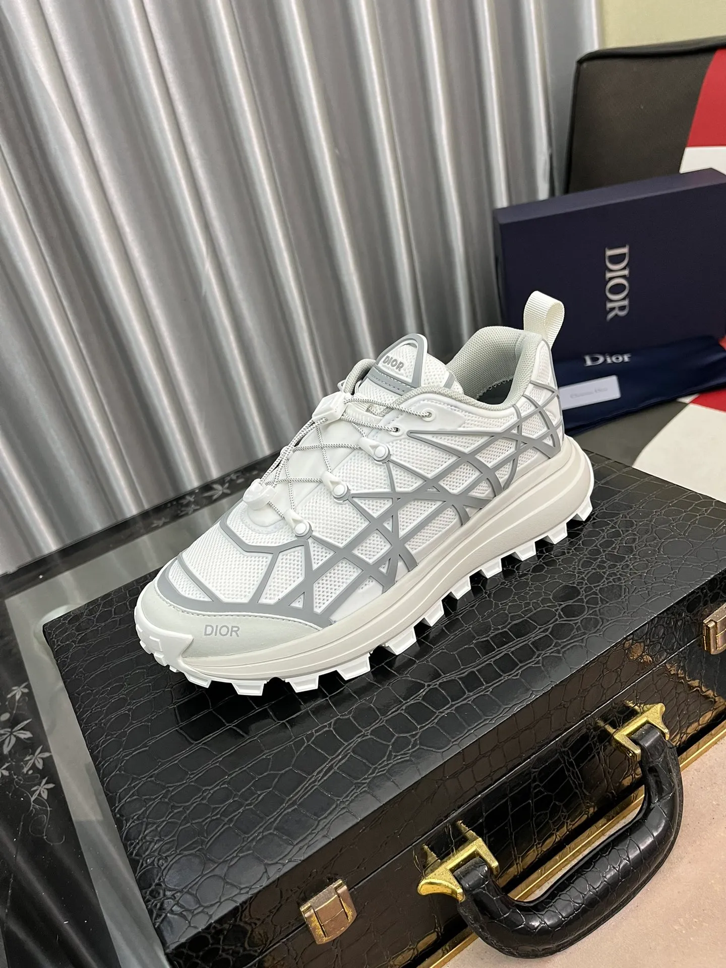 Ex-factory price 520⌚️⌚️B31 RUNNER sports shoes highlight the fashionable silhouette and are decorated with curved cannage pattern. They reinterpret the classic pattern in a structural style and enrich the Dior 2023 summer men's wear series. Meticulously crafted using the advanced craftsmanship of hiking shoes, it blends outdoor culture with Dior heritage. Code number 38-445⃣️Color optional